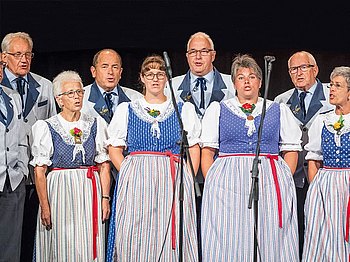 Das Käser-Chörli eröffnet den Abend.