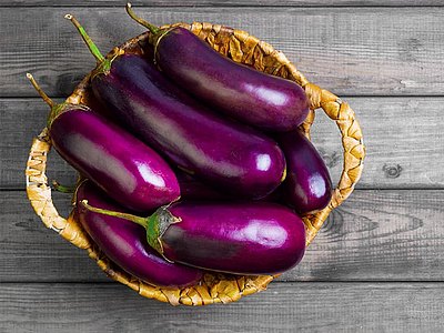 Les aubergines existent dans une multitude de formes et de couleurs. Elles sont constituée à 93% d’eau et sont pauvres en calories, avec seulement 17 kilocalories par 100 grammes.