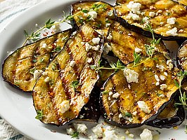 Ob als Ratatouille oder Moussaka, gegrillt oder aus dem Ofen: Die Aubergine, auch als Eierfrucht bekannt, ist ein Allroundtalent in der Küche.