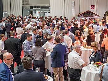 Les invités pendant l’apéritif.