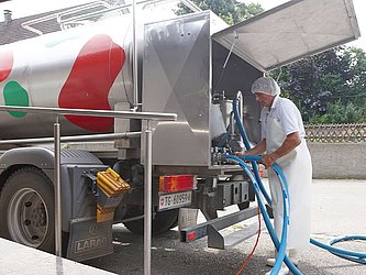 Annahme der Rohmilch mit dem Milch-Sammeltransporter