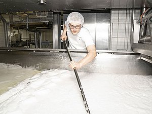 La masse de fromage doit être versée avec précaution dans le moule, afin d’éviter les irrégularités de forme.