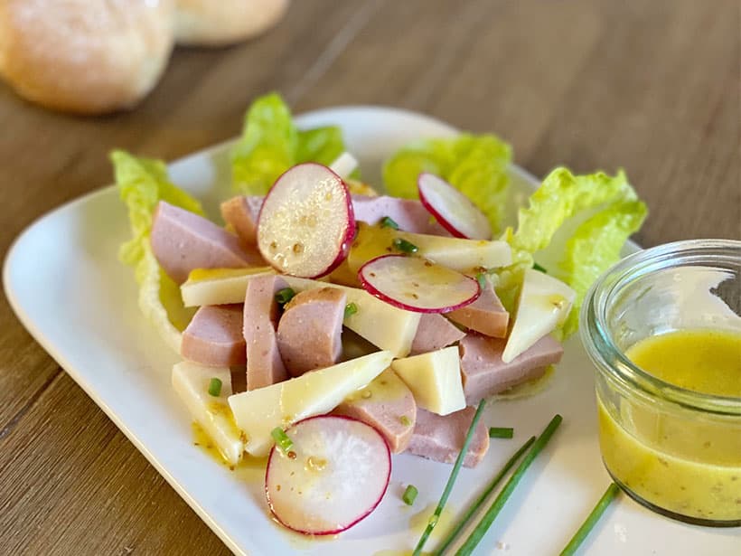 Traditioneller Wurst-Käse-Salat