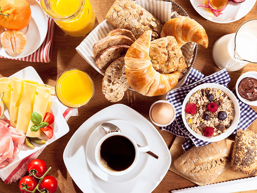 Du fromage et de la charcuterie, un birchermuesli fait maison, une corbeille à pain richement garnie, du café et toute une foule d’autres délices se font la promesse d’un brunch décontracté avec la famille et les amis.