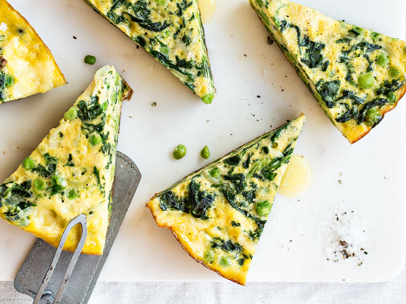 Gern gesehener Gast auf dem Brunch-Buffet: Tilsiter-Frittata mit Jungspinat, Erbsli und Ei. 