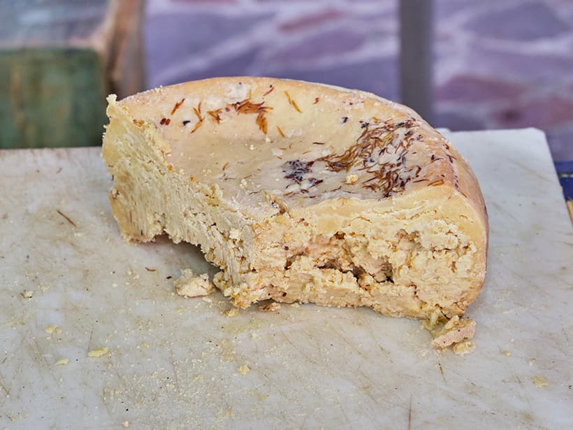 Casu Marzu ist ein überreifer Schafskäse aus Sardinien, der Maden enthält. 