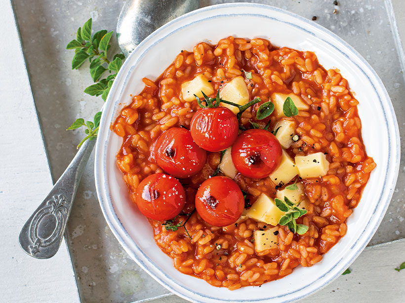 Die Tilsiter-Risotto-Variante: Mit Tomaten und dem grünen Tilsiter kommt italienisches Flair am Esstisch auf.